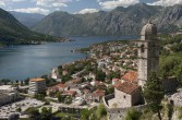 Zatoka Kotorska ma kształt języka, który wcina się głęboko w ląd i dzieli na 4 wewnętrzne zatoki