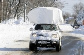 samochód pod wielką czapą śniegu