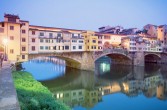 Ponte Vecchio, najstarszy z florenckich mostów, na rzece Arno