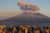 Sakurajima, aktywny wulkan w Japonii, w południowej części wyspy Kiusiu, w pobliżu miasta Kagoshima
