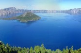 Jest najgłębszym (589 m) jeziorem w USA i dziesiątym pod względem głębokości na świecie
