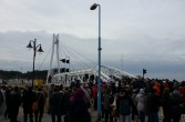 tłum się sposobi do wejścia na most