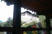 Bhutan, most przy Paro Dzong, flagi modlitewne