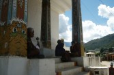 Bhutan, pielgrzymi z młynkami modlitewnymi