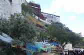 Lhasa, pałac Potala, flagi modlitewne