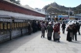 Lhasa, młynki modlitewne u stóp Potali