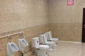 toaleta trzystanowiskowa z pisuarami