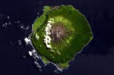 Do najbliższej wyspy, Świętej Heleny ma 2.420 kilometrów, a do Kapsztadu 2.800 kilometrów