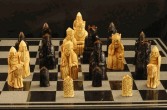 szachy z Lewis składają się z 8 królów, 8 królowych, 16 gońców, 15 skoczków, 12 wież i 19 pionów.
