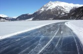 zimowa droga na tafli jeziora