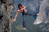 ekwilibrystyczne popisy na linie amerykańskiego wspinacza Deana Pottera na szczycie Half Dome