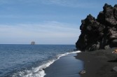 widok na Strombolicchio z czarnej plaży Stromboli