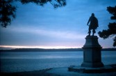 Widok na rzekę James i pomnik kpt. Johna Smitha