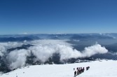 ekspedycja idąca na szczyt wulkanu