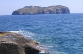 widok z Ventotene na wyspę Świętego Stefana