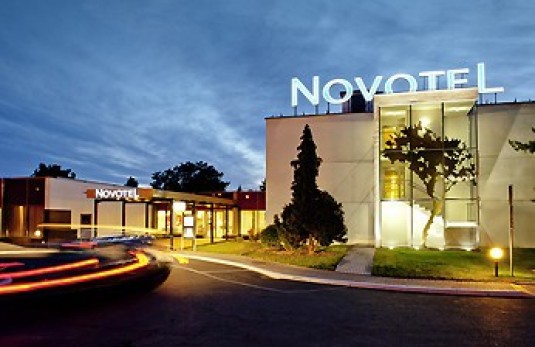 Hotel Novotel Wrocław Noclegi Restauracje Bary Konferencje 1