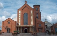 Sanktuarium Matki Bożej Ostrobramskiej w Skarżysku-Kamiennej-budynek